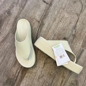 New with tags Bone colored Croc Brooklyn Flips sz 9 Wedge Flipflop Thong
